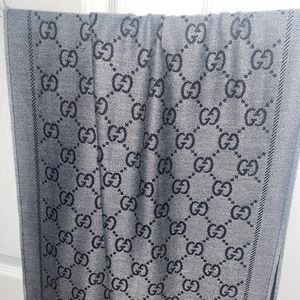 Gucci GG jacquard double sided silk scarf (grey)